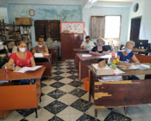 Predominio de la mujer en sector de Educación