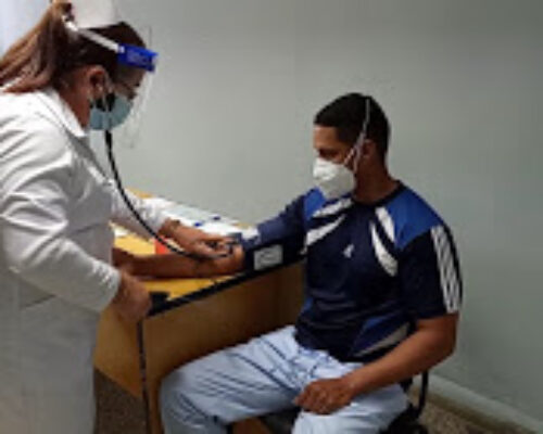 Recibe educador primera dosis de candidato vacunal Abdala