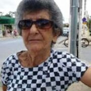 Una mujer frente a la consola de sonidos de Radio Morón