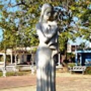 Una estatua que reverencia a la madre