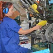 Recuperan producción de escobas plásticas