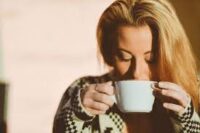 El café mañanero protege el corazón