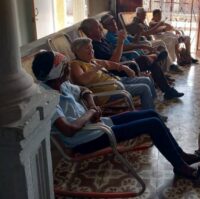 Reciben atención diferenciada personas de la tercera edad