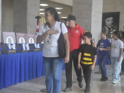 Cuba en pie de luto honra a sus héroes