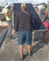 Protegen centros vitales con Paneles Solares en Morón