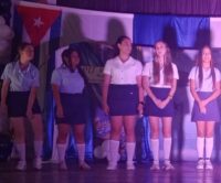 Graduados estudiantes de duodécimo grado en Morón
