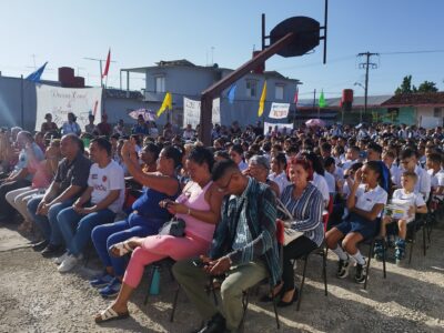 Morón da inicio al curso escolar 2026-2027 con desfile y acto municipal.